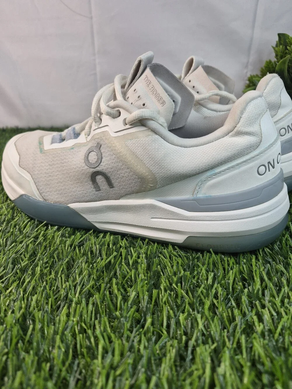 On The Roger Pro Women’s Size 8 White Gray Tennis Court Shoes Sneakers